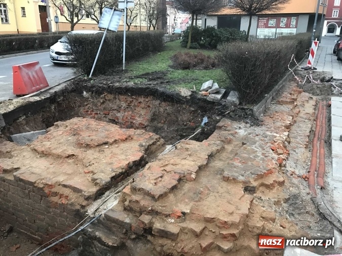 Zdjęcie w galerii na portalu naszraciborz.pl: Na ulicy Długiej odsłonięto relikty bramy miejskiej zwanej Wielką wiadomości z regionu