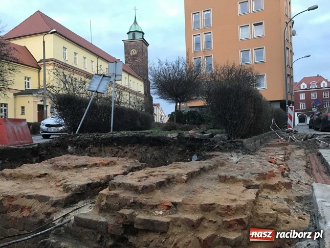 Zdjęcie w galerii na portalu naszraciborz.pl: Na ulicy Długiej odsłonięto relikty bramy miejskiej zwanej Wielką wiadomości z regionu