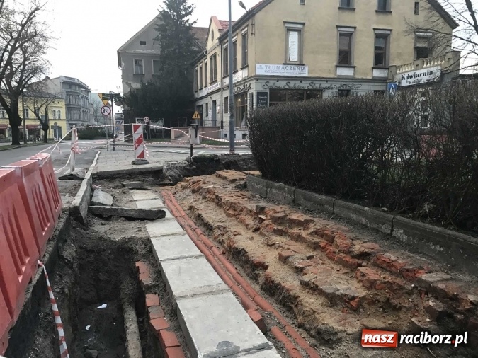 Zdjęcie w galerii na portalu naszraciborz.pl: Na ulicy Długiej odsłonięto relikty bramy miejskiej zwanej Wielką wiadomości z regionu