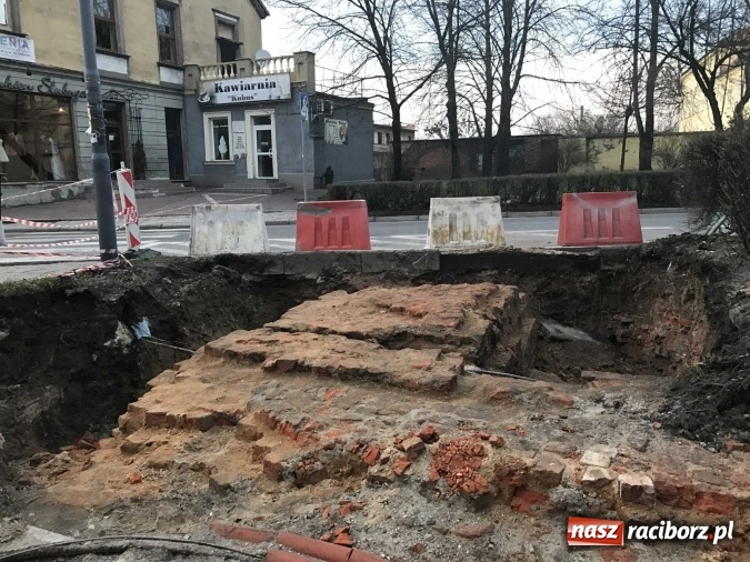 Zdjęcie w galerii na portalu naszraciborz.pl: Na ulicy Długiej odsłonięto relikty bramy miejskiej zwanej Wielką wiadomości z regionu