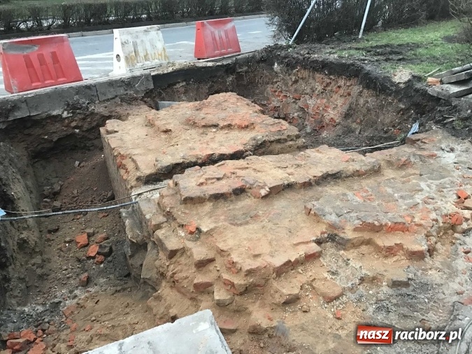 Zdjęcie w galerii na portalu naszraciborz.pl: Na ulicy Długiej odsłonięto relikty bramy miejskiej zwanej Wielką wiadomości z regionu