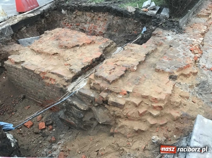 Zdjęcie w galerii na portalu naszraciborz.pl: Na ulicy Długiej odsłonięto relikty bramy miejskiej zwanej Wielką wiadomości z regionu