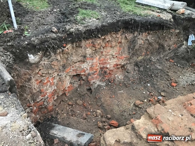 Zdjęcie w galerii na portalu naszraciborz.pl: Na ulicy Długiej odsłonięto relikty bramy miejskiej zwanej Wielką wiadomości z regionu