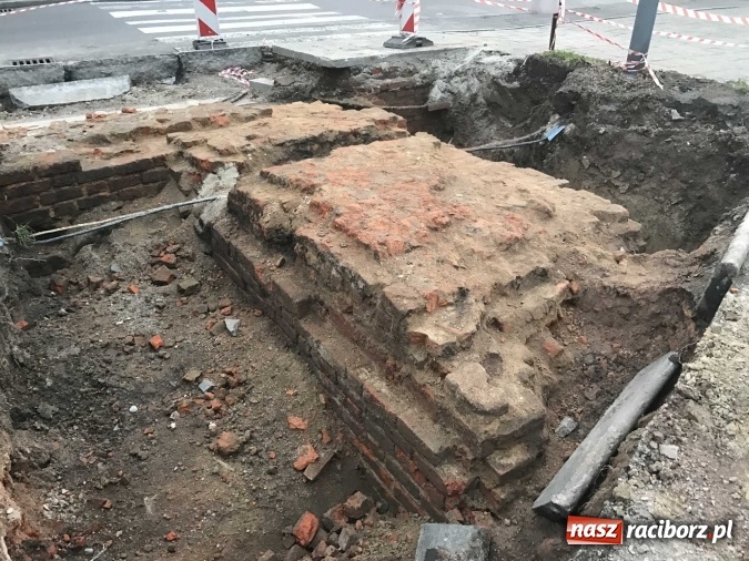 Zdjęcie w galerii na portalu naszraciborz.pl: Na ulicy Długiej odsłonięto relikty bramy miejskiej zwanej Wielką wiadomości z regionu