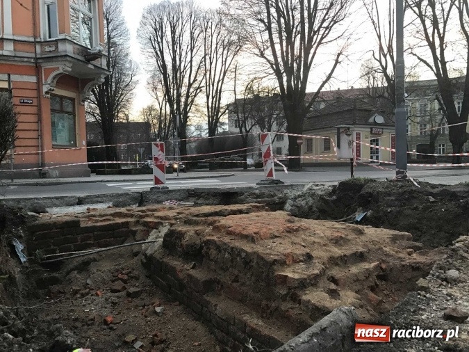 Zdjęcie w galerii na portalu naszraciborz.pl: Na ulicy Długiej odsłonięto relikty bramy miejskiej zwanej Wielką wiadomości z regionu