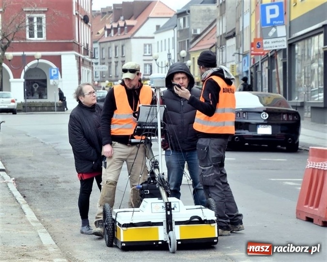 Zdjęcie w galerii na portalu naszraciborz.pl: Na ulicy Długiej odsłonięto relikty bramy miejskiej zwanej Wielką wiadomości z regionu