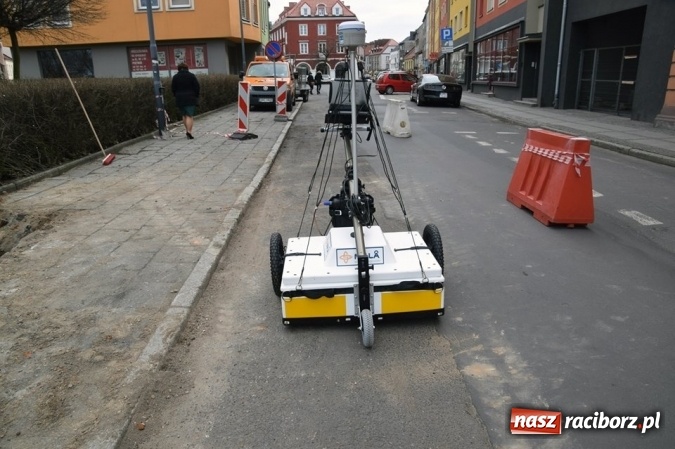 Zdjęcie w galerii na portalu naszraciborz.pl: Na ulicy Długiej odsłonięto relikty bramy miejskiej zwanej Wielką wiadomości z regionu