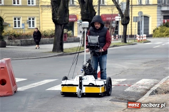Zdjęcie w galerii na portalu naszraciborz.pl: Na ulicy Długiej odsłonięto relikty bramy miejskiej zwanej Wielką wiadomości z regionu