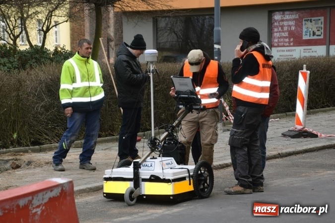Zdjęcie w galerii na portalu naszraciborz.pl: Na ulicy Długiej odsłonięto relikty bramy miejskiej zwanej Wielką wiadomości z regionu