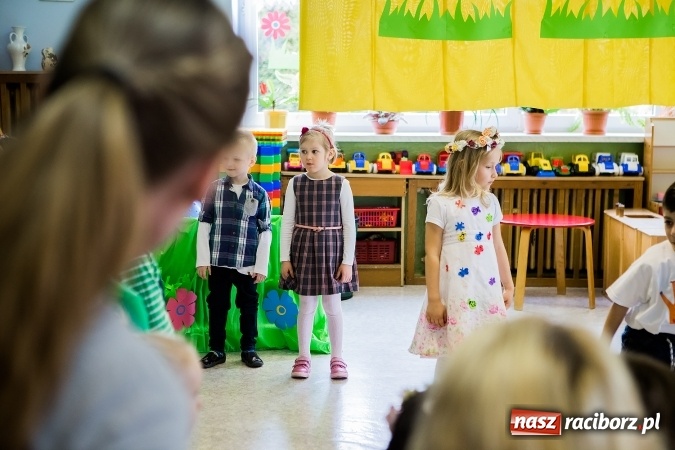 Zdjęcie w galerii na portalu naszraciborz.pl: Kolorowy dzień otwarty w ZSP4 w Studziennej wiadomości z regionu