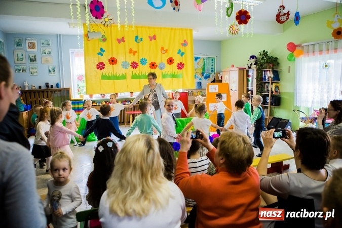 Zdjęcie w galerii na portalu naszraciborz.pl: Kolorowy dzień otwarty w ZSP4 w Studziennej wiadomości z regionu