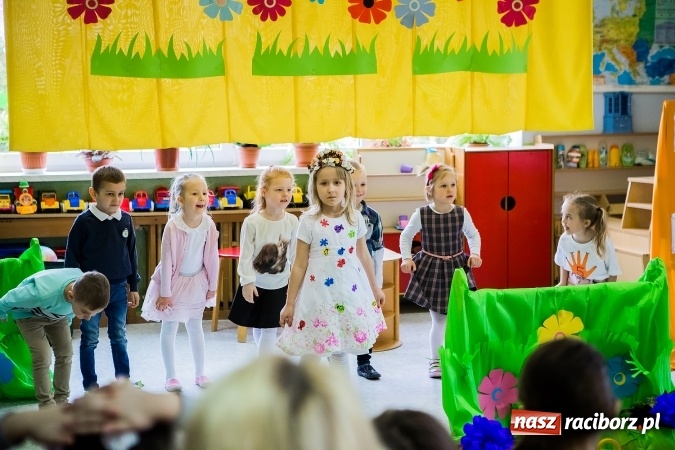 Zdjęcie w galerii na portalu naszraciborz.pl: Kolorowy dzień otwarty w ZSP4 w Studziennej wiadomości z regionu