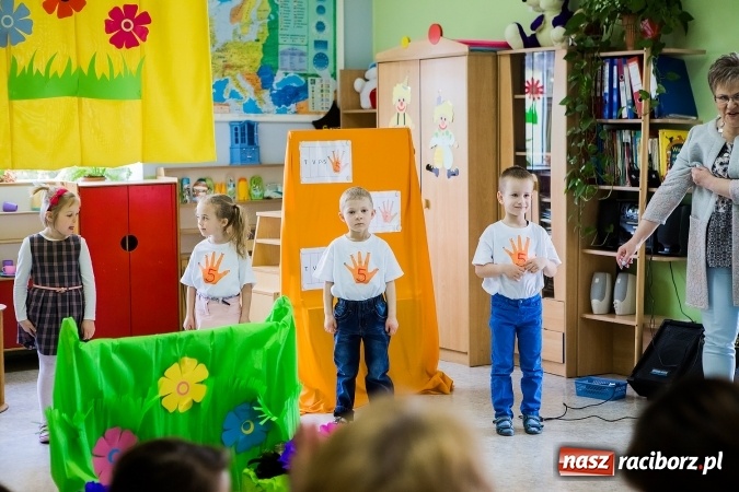 Zdjęcie w galerii na portalu naszraciborz.pl: Kolorowy dzień otwarty w ZSP4 w Studziennej wiadomości z regionu