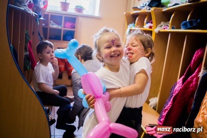 Zdjęcie w galerii na portalu naszraciborz.pl: Kolorowy dzień otwarty w ZSP4 w Studziennej wiadomości z regionu