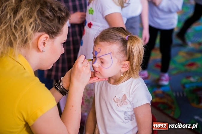 Zdjęcie w galerii na portalu naszraciborz.pl: Kolorowy dzień otwarty w ZSP4 w Studziennej wiadomości z regionu