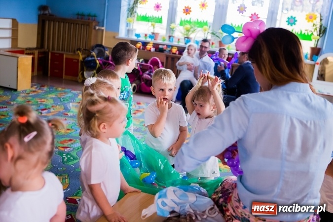 Zdjęcie w galerii na portalu naszraciborz.pl: Kolorowy dzień otwarty w ZSP4 w Studziennej wiadomości z regionu