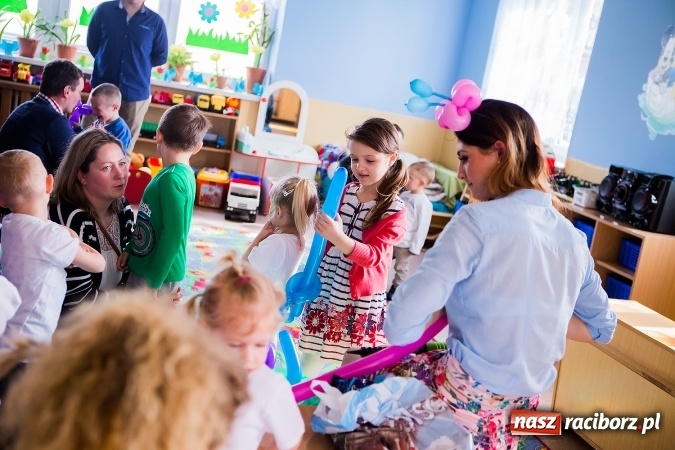 Zdjęcie w galerii na portalu naszraciborz.pl: Kolorowy dzień otwarty w ZSP4 w Studziennej wiadomości z regionu