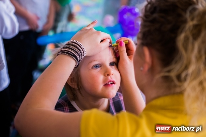 Zdjęcie w galerii na portalu naszraciborz.pl: Kolorowy dzień otwarty w ZSP4 w Studziennej wiadomości z regionu