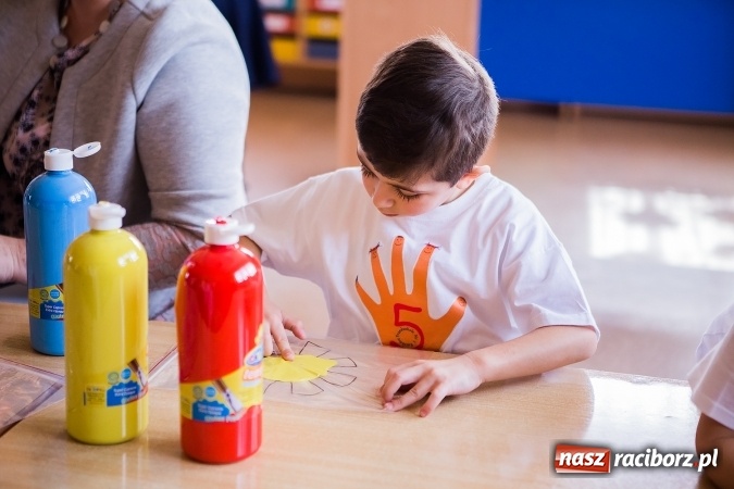 Zdjęcie w galerii na portalu naszraciborz.pl: Kolorowy dzień otwarty w ZSP4 w Studziennej wiadomości z regionu