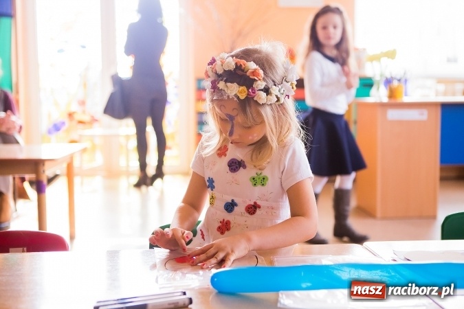 Zdjęcie w galerii na portalu naszraciborz.pl: Kolorowy dzień otwarty w ZSP4 w Studziennej wiadomości z regionu