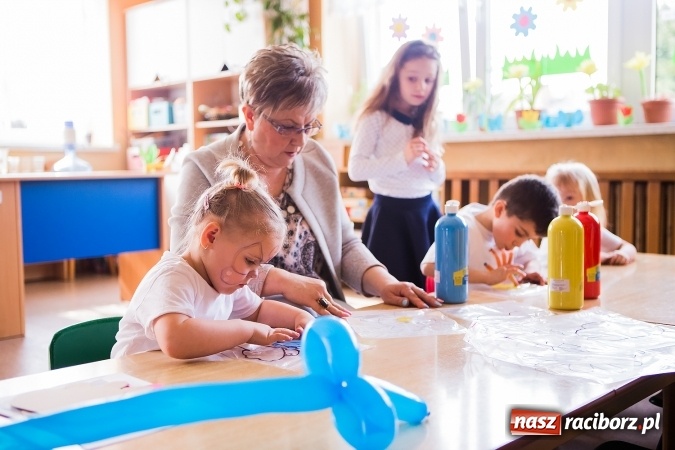 Zdjęcie w galerii na portalu naszraciborz.pl: Kolorowy dzień otwarty w ZSP4 w Studziennej wiadomości z regionu