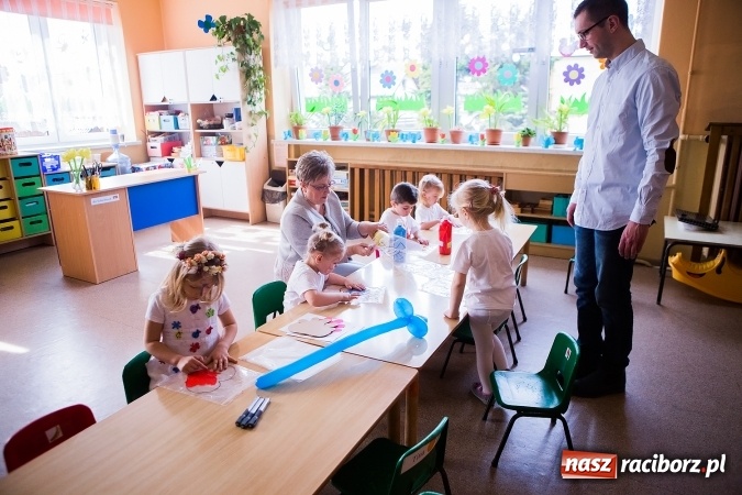 Zdjęcie w galerii na portalu naszraciborz.pl: Kolorowy dzień otwarty w ZSP4 w Studziennej wiadomości z regionu