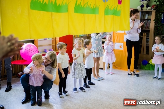 Zdjęcie w galerii na portalu naszraciborz.pl: Kolorowy dzień otwarty w ZSP4 w Studziennej wiadomości z regionu