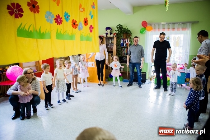 Zdjęcie w galerii na portalu naszraciborz.pl: Kolorowy dzień otwarty w ZSP4 w Studziennej wiadomości z regionu