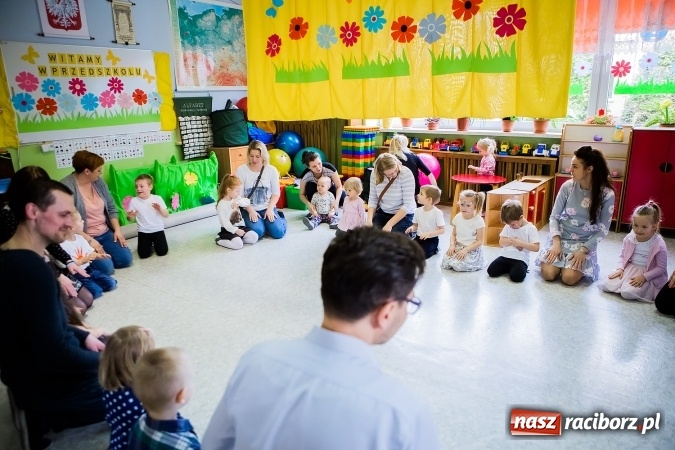 Zdjęcie w galerii na portalu naszraciborz.pl: Kolorowy dzień otwarty w ZSP4 w Studziennej wiadomości z regionu