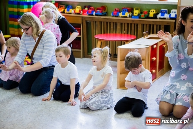 Zdjęcie w galerii na portalu naszraciborz.pl: Kolorowy dzień otwarty w ZSP4 w Studziennej wiadomości z regionu