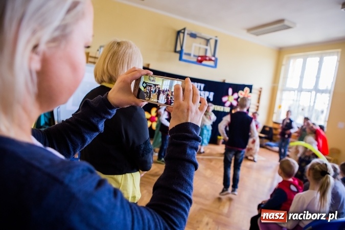 Zdjęcie w galerii na portalu naszraciborz.pl: Kolorowy dzień otwarty w ZSP4 w Studziennej wiadomości z regionu