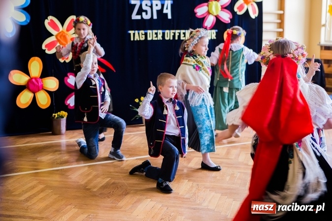 Zdjęcie w galerii na portalu naszraciborz.pl: Kolorowy dzień otwarty w ZSP4 w Studziennej wiadomości z regionu