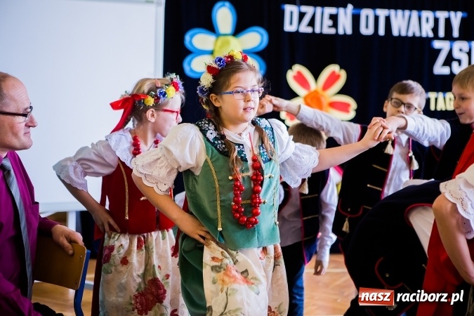 Zdjęcie w galerii na portalu naszraciborz.pl: Kolorowy dzień otwarty w ZSP4 w Studziennej wiadomości z regionu