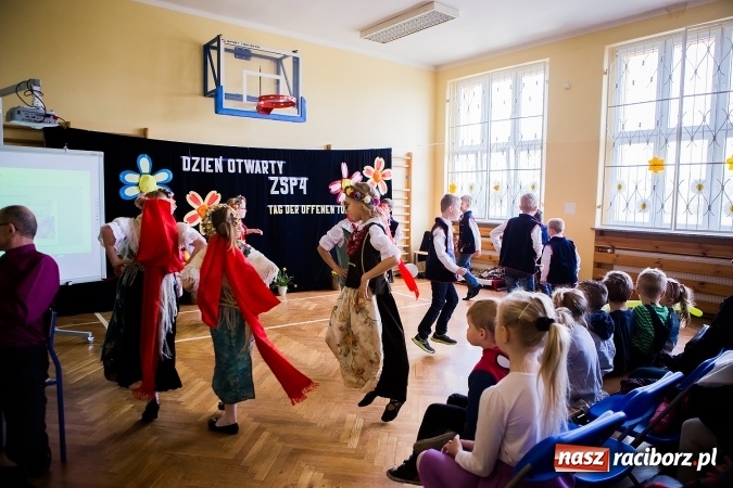 Zdjęcie w galerii na portalu naszraciborz.pl: Kolorowy dzień otwarty w ZSP4 w Studziennej wiadomości z regionu