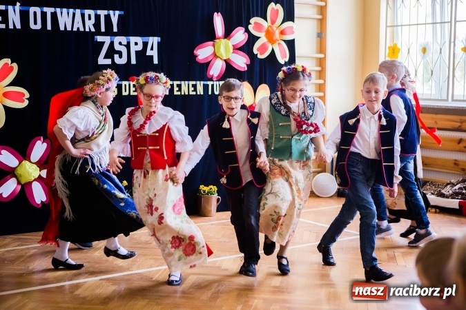Zdjęcie w galerii na portalu naszraciborz.pl: Kolorowy dzień otwarty w ZSP4 w Studziennej wiadomości z regionu