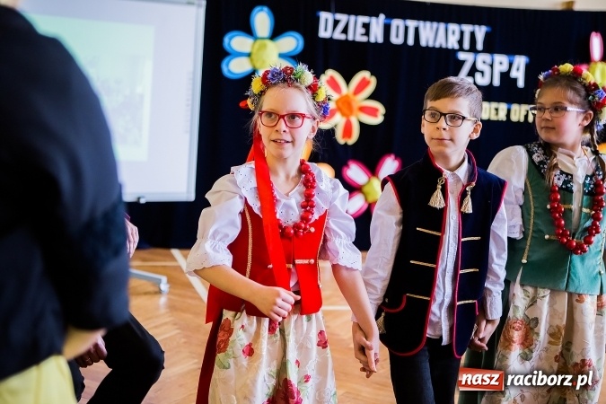 Zdjęcie w galerii na portalu naszraciborz.pl: Kolorowy dzień otwarty w ZSP4 w Studziennej wiadomości z regionu