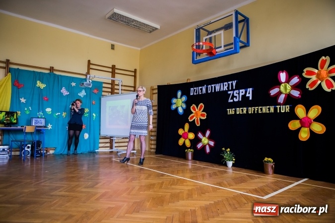 Zdjęcie w galerii na portalu naszraciborz.pl: Kolorowy dzień otwarty w ZSP4 w Studziennej wiadomości z regionu