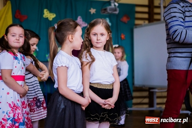 Zdjęcie w galerii na portalu naszraciborz.pl: Kolorowy dzień otwarty w ZSP4 w Studziennej wiadomości z regionu