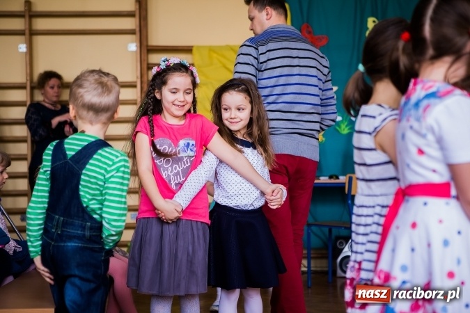 Zdjęcie w galerii na portalu naszraciborz.pl: Kolorowy dzień otwarty w ZSP4 w Studziennej wiadomości z regionu