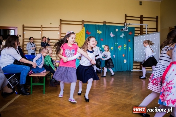 Zdjęcie w galerii na portalu naszraciborz.pl: Kolorowy dzień otwarty w ZSP4 w Studziennej wiadomości z regionu