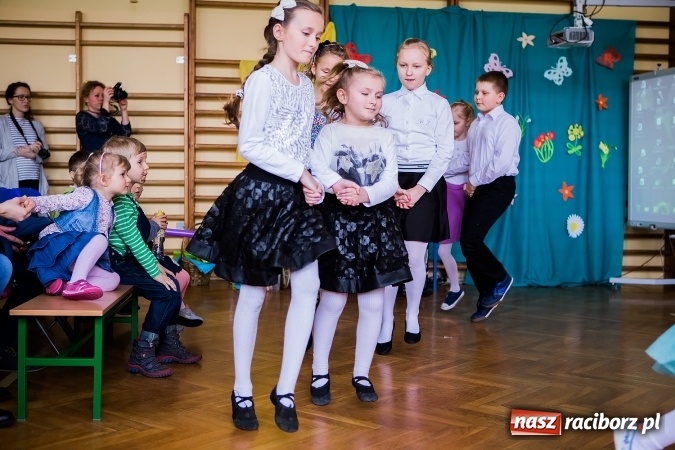 Zdjęcie w galerii na portalu naszraciborz.pl: Kolorowy dzień otwarty w ZSP4 w Studziennej wiadomości z regionu