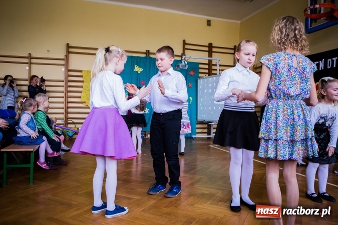 Zdjęcie w galerii na portalu naszraciborz.pl: Kolorowy dzień otwarty w ZSP4 w Studziennej wiadomości z regionu