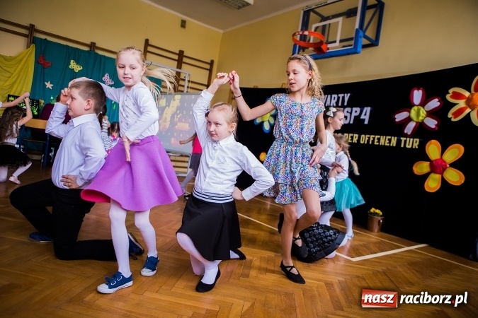 Zdjęcie w galerii na portalu naszraciborz.pl: Kolorowy dzień otwarty w ZSP4 w Studziennej wiadomości z regionu