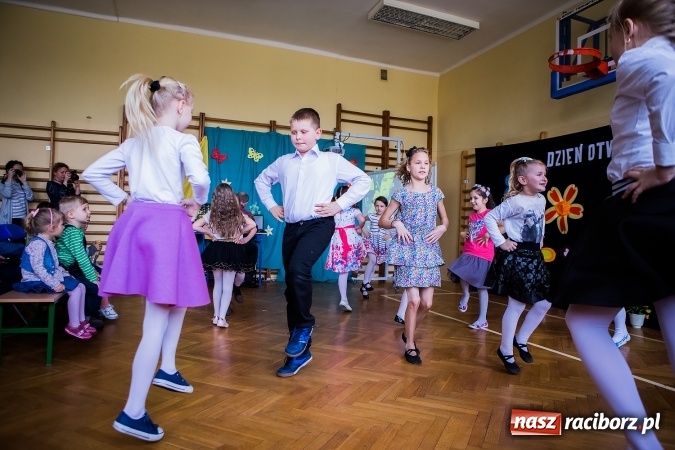 Zdjęcie w galerii na portalu naszraciborz.pl: Kolorowy dzień otwarty w ZSP4 w Studziennej wiadomości z regionu