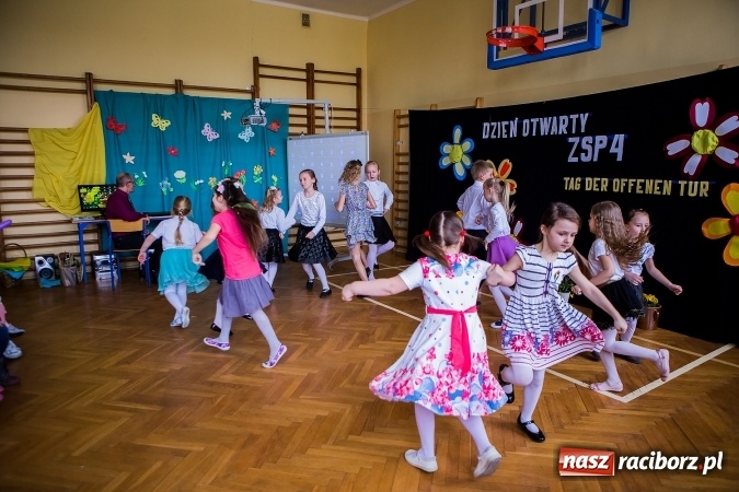 Zdjęcie w galerii na portalu naszraciborz.pl: Kolorowy dzień otwarty w ZSP4 w Studziennej wiadomości z regionu