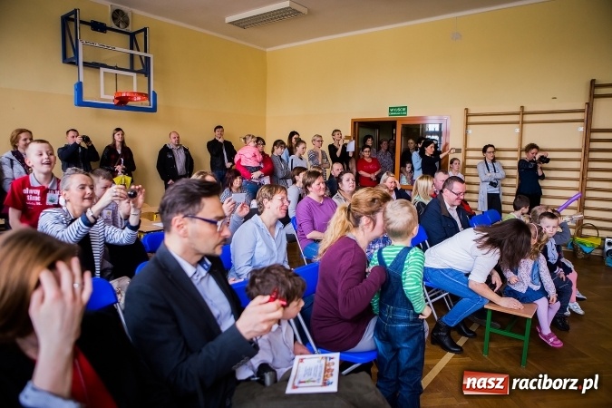 Zdjęcie w galerii na portalu naszraciborz.pl: Kolorowy dzień otwarty w ZSP4 w Studziennej wiadomości z regionu