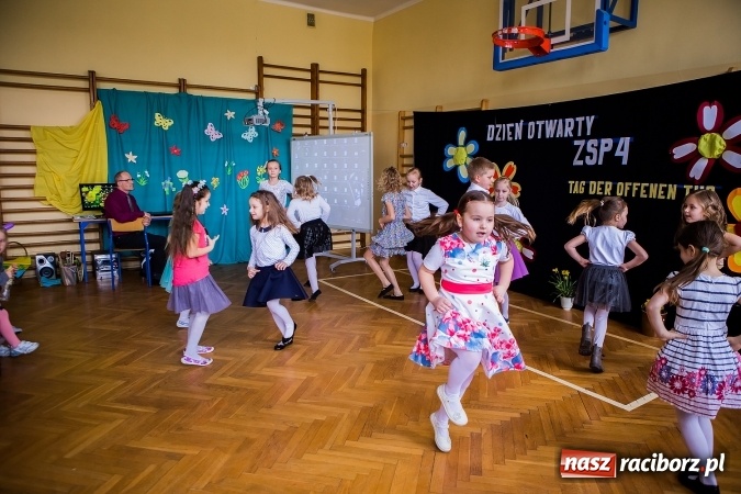Zdjęcie w galerii na portalu naszraciborz.pl: Kolorowy dzień otwarty w ZSP4 w Studziennej wiadomości z regionu
