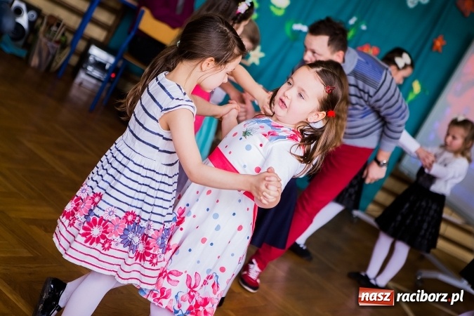 Zdjęcie w galerii na portalu naszraciborz.pl: Kolorowy dzień otwarty w ZSP4 w Studziennej wiadomości z regionu