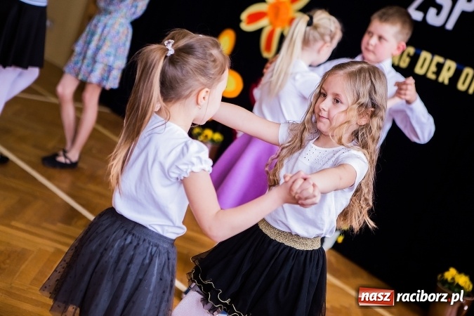 Zdjęcie w galerii na portalu naszraciborz.pl: Kolorowy dzień otwarty w ZSP4 w Studziennej wiadomości z regionu