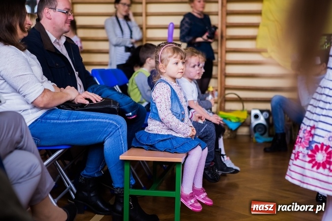 Zdjęcie w galerii na portalu naszraciborz.pl: Kolorowy dzień otwarty w ZSP4 w Studziennej wiadomości z regionu
